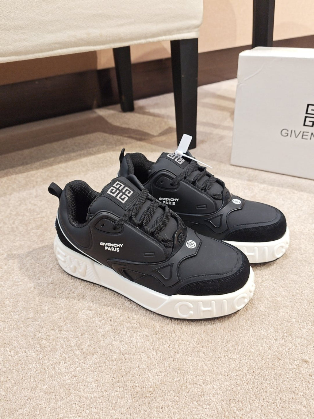 Givenchy Logo Low-Top Sneakers